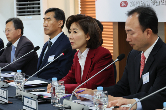 지난 5월27일 나경원(오른쪽 두번째) 국민의힘 제22대 국회의원 당선인이 서울 중구 한국프레스센터에서 열린 한국신문방송편집인협회 주최 초청 토론회에서 발언하고 있다.<연합뉴스 사진>